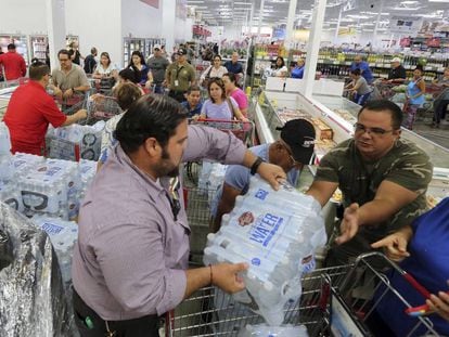 Moradores de Miami se abastecem em um supermercado antes da chegada do Irma.