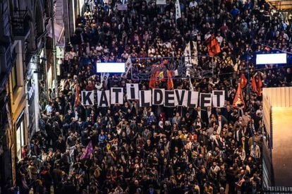 Marcha no sábado em Ancara com um cartaz que diz "Estado assassino".