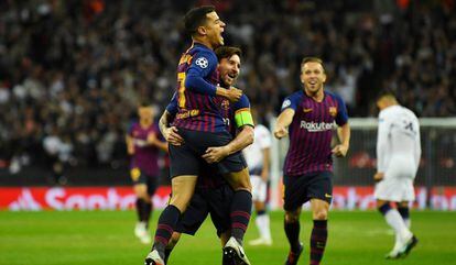 Coutinho, Messi e Arthur comemoram o primeiro gol da partida em Wembley.