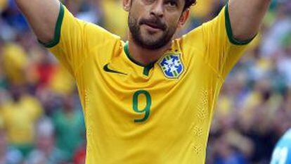 Fred pede o apoio da torcida no jogo contra o México.