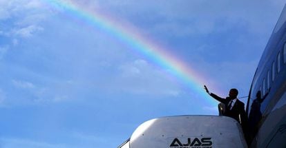 Obama antes de entrar no avião presidencial, em abril de 2015 na Jamaica.