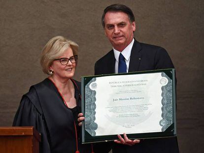 Jair Bolsonaro e a presidenta do TSE, Rosa Weber, durante cerimônia de diplomação do presidente eleito.
