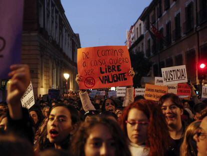 Manifestação na frente do Ministério da Justiça em defesa da vítima de estupro coletivo em Pamplona.