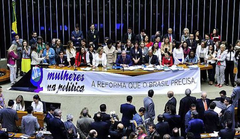 Deputadas reunidas antes do resultado.