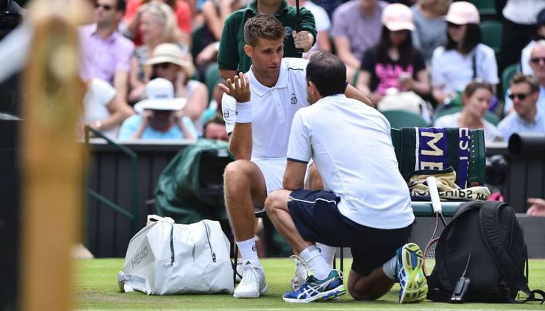 Klizan é atendido durante a partida contra Djokovic.