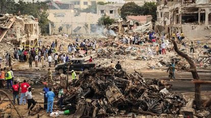 Local do atentado com caminhão-bomba que deixou mais de 200 mortos na Somália