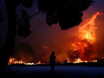 As autoridades declararam estado de emergência e pediram ajuda europeia para combater as chamas