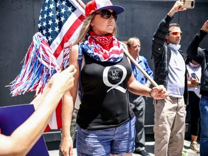 Manifestantes da teoria da conspiração QAnon protestam contra a recomendação de ficarem em casa, em 1 de maio de 2020, em San Diego, Califórnia.