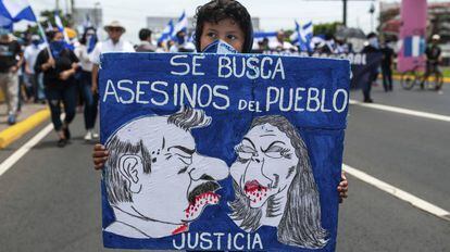Menino mascarado em uma manifestação contra Ortega em Manágua