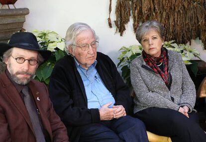 Noam Chomsky (c), durante uma entrevista na Cidade do México.