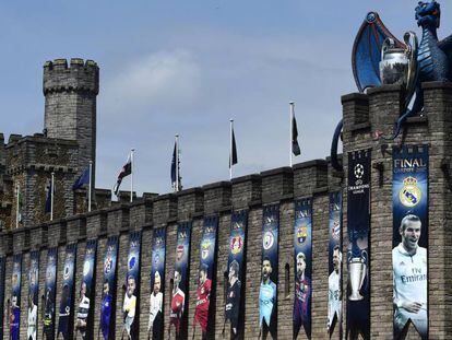 Uma réplica da taça da Champions League, acima do Castelo de Cardiff.