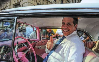governador de Nova York, Andrew Cuomo, em um carro clássico em Havana.