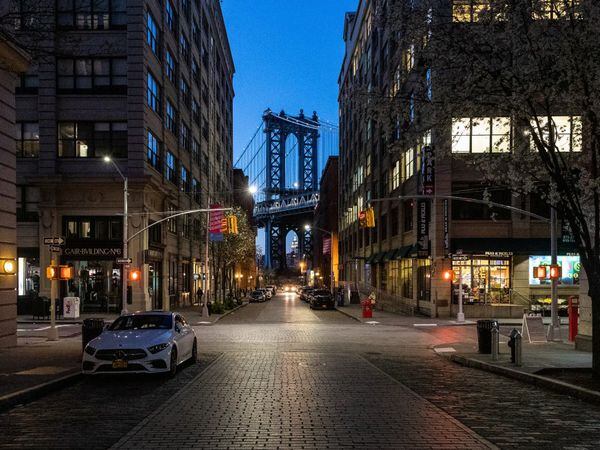 El barrio Dumbo, ubicado en Brooklyn, con vistas al puente de Manhattan, vacío. Este barrio tiene una gran vida gastronñomica y uno de los mejores mercados de todo Nueva York. Por lo que tanto vecinos como turistas se suelen encontrar en sus calles. El 17 de marzo comenzó el toque de queda para los bares neoyorquinos, que deben cerrar a partir de las ocho de la noche. No todos lo han respetado.