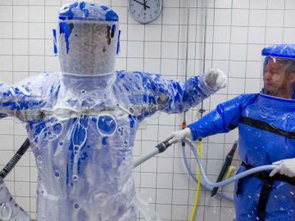Simulação de tratamento do pessoal do hospital Charite, de Berlim, para um possível caso de ebola.