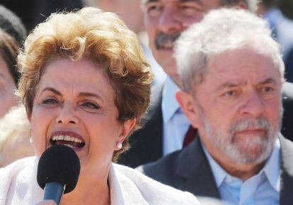 Ao lado do ex-presidente Lula, Dilma Rousseff fez um pronunciamento no qual se diz vítima de um golpe.