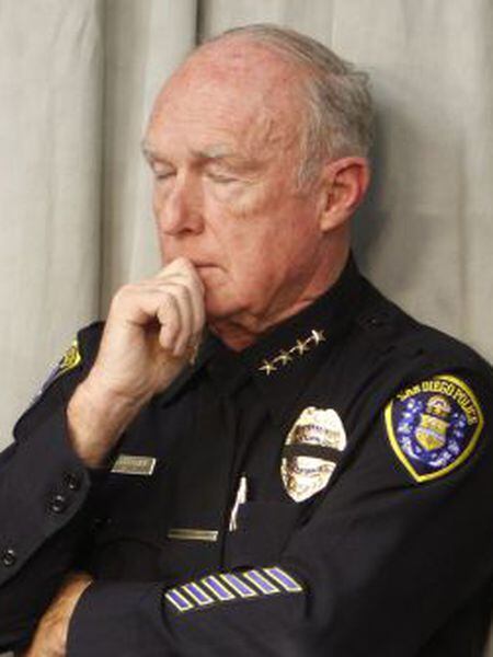 O chefe da polícia de San Diego, William Lansdowne, antes de sua demissão, ouve os detalhes do assassinato do oficial Christopher Wilson.