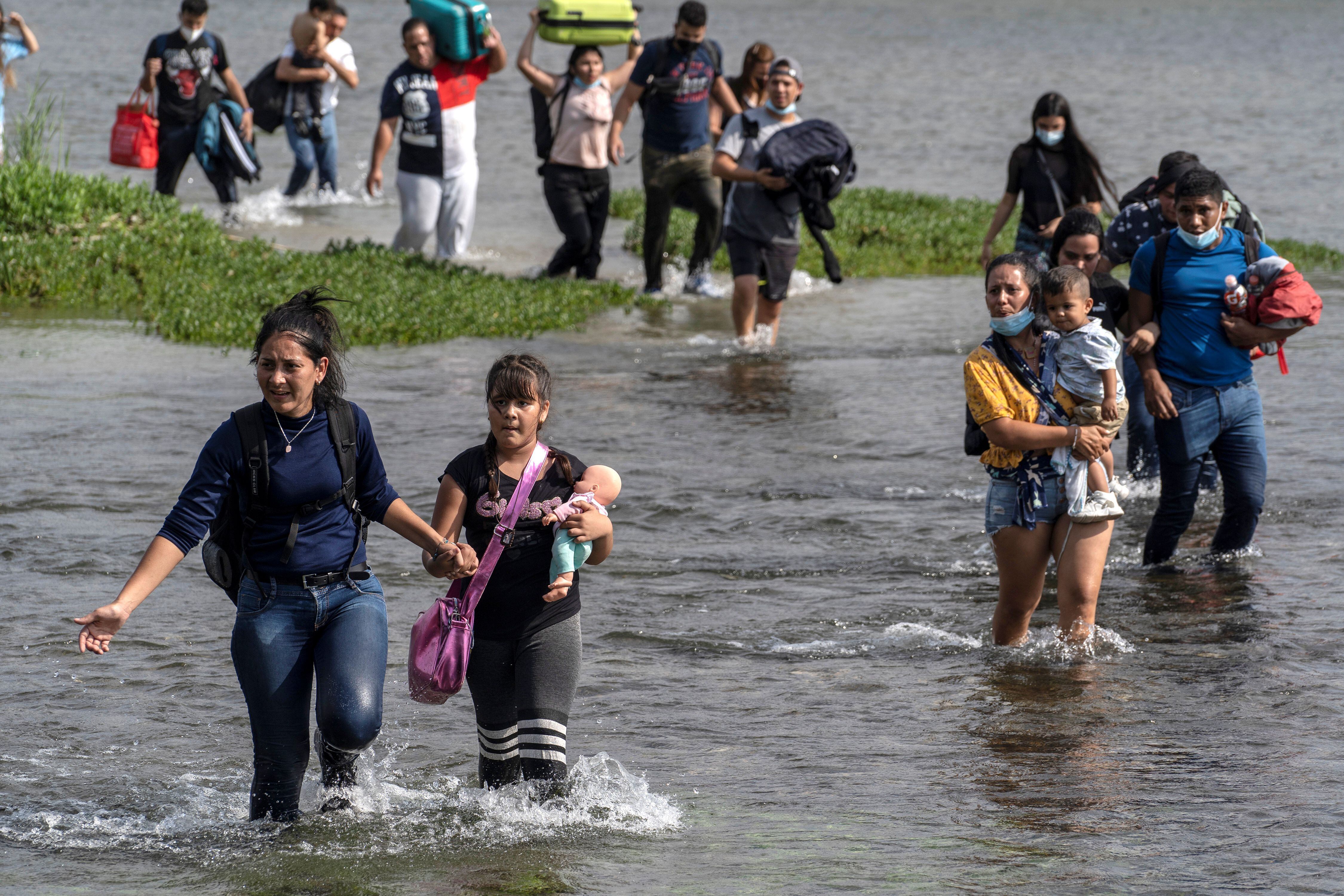 Famílias venezuelanas atravessam o rio Grande, na quarta-feira, 26 de maio. 