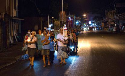Católicos em Tacloban, nas Filipinas, em 2014.