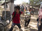 Niños migrantes huyen del enfrentamiento con la Guardia Nacional.
