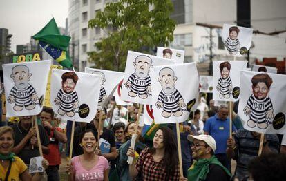 Manifestantes em São Paulo contra Lula e Dilma.