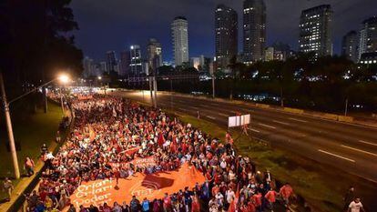 Manifestantes fecham a Marginal Pinheiros.