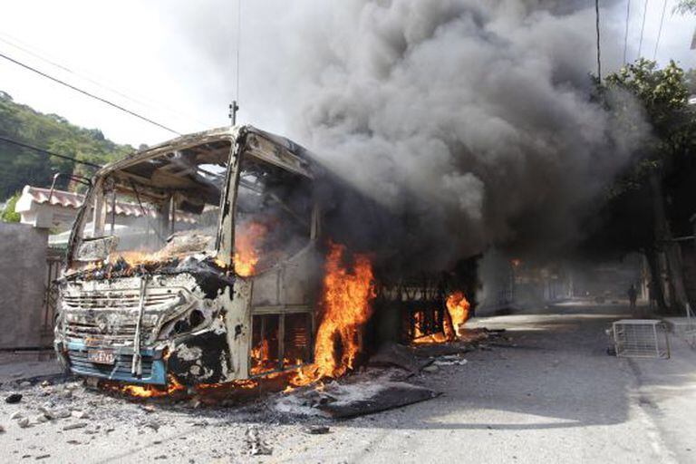 Quatro ônibus foram incendiados neste sábado em Niterói.