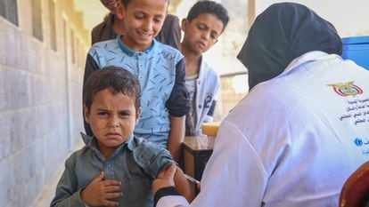 Um menino em uma campanha de vacinação, no Iêmen.