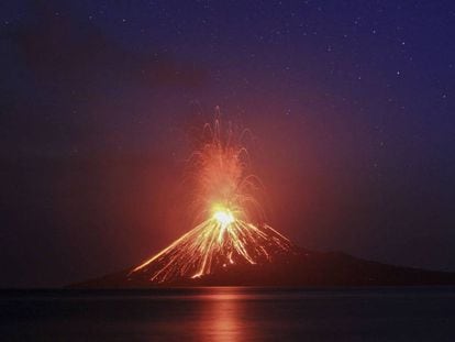 Imagem do Anak Krakatoa, tirada em julho, durante uma de suas erupções.