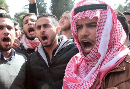 Estudantes jordanianos se manifestam nesta quarta-feira, em Amã, depois do assassinato do piloto.