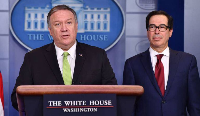 Mike Pompeo, à esquerda, e Steven Mnuchin na entrevista coletiva desta sexta-feira na Casa Branca.