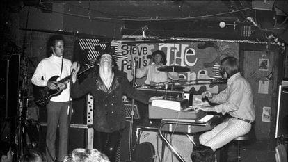 The Doors: de esquerda a direita, o guitarrista Robby Krieger, o cantor Jim Morrison, o baterista John Densmore e o teclista Ray Manzarek, em uma atuação em Nova York, em junho de 1967.