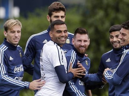 Lionel Messi, com seus companheiros da seleção argentina, em um treino.