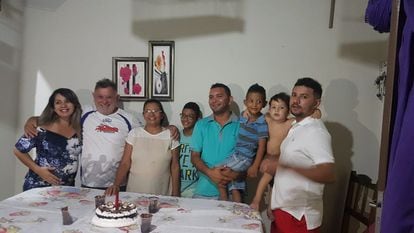 Ivanildo Vieira com a esposa, filhos e netos em uma comemoração familiar.