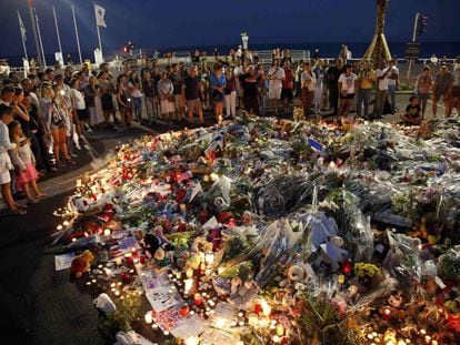 Cidadãos reunidos, neste domingo, em Nice, para prestar homenagem às vítimas.