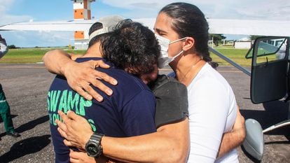 Antonio Sena é recebido por familiares e amigos depois de seu milagroso resgate.
