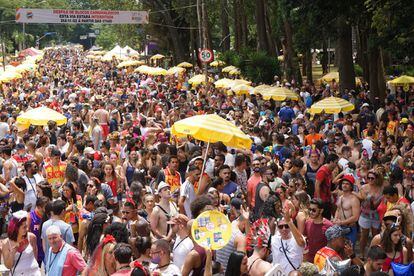 Bloco desfila pelas ruas de São Paulo no carnaval deste ano.