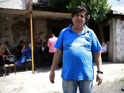 O "bruxo" Manuel diante da casa onde recebe seus seguidores, em Gonnet, nos arredores da cidade de La Plata.