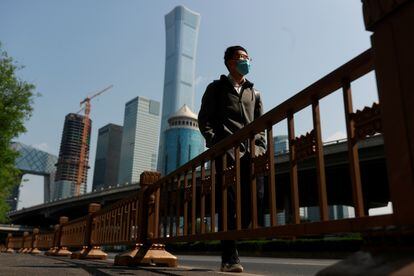 Um homem de máscara caminha por Pequim, nesta sexta-feira.