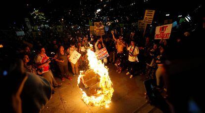 Imagem de Trump é queimada em Los Angeles, Califórnia.
