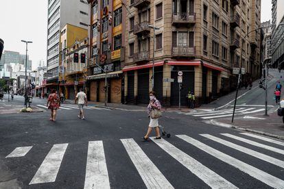 Lojas da 25 de março, principal centro comercial de São Paulo, são fechadas um dia depois do Natal devido ao aumento de casos de coronavírus na cidade.