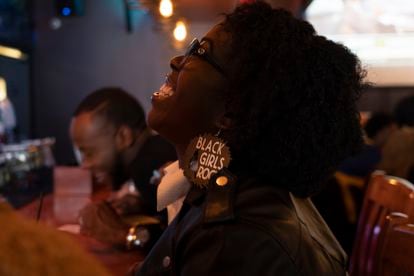Uma mulher comemora a vitória de Joe Biden no bar Sweet Aubur, em Clayton (Atlanta).