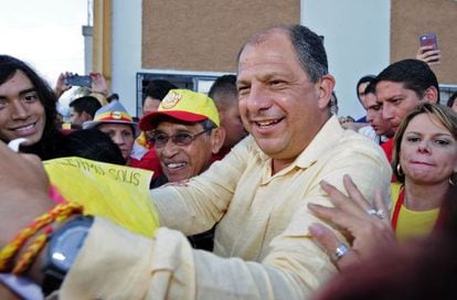 O candidato eleito da Costa Rica, Luis Guillermo Solís, saúda seus apoiadores.