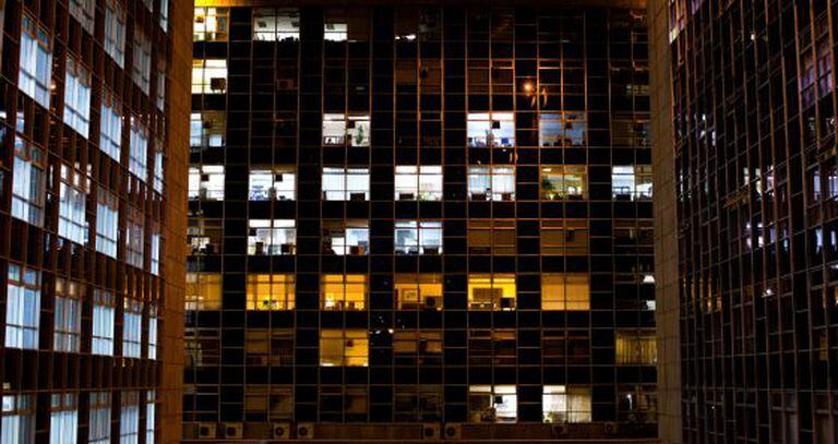 Prédio iluminado à noite em Madri.