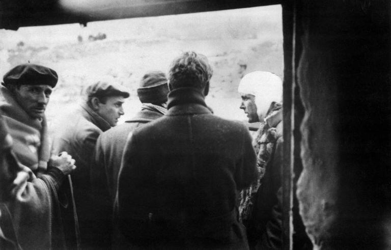 À direita da imagem, Philby ferido durante a Guerra Civil.
