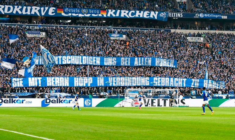 Pancarta contra Hopp en el campo del Schalke.