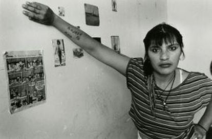 Foto da série de Adriana Lestido 'Mujeres Presas' (1991-1993).