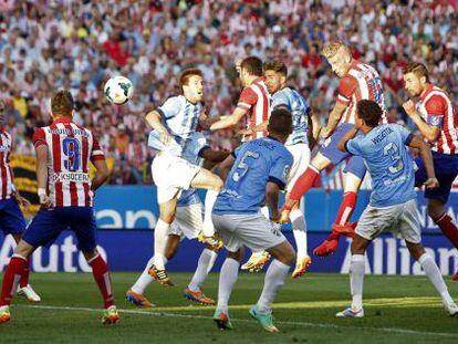 Alderweireld marca de cabeça o gol do empate do Atlético
