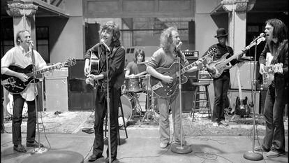 Em primeiro plano, a partir da esquerda, Stephen Stills, Graham Nash, David Crosby e Neil Young, num ensaio em 1970.