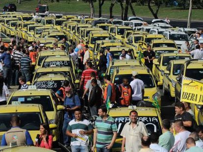Taxistas protestam contra o Uber no Rio.
