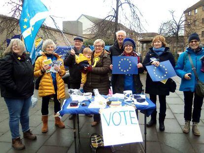 Um grupo de partidários da permanência na UE, entre eles Bill Rodger (atrás, com cabelo branco), no sábado em Edimburgo, Escócia (Reino Unido).